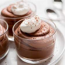 Serving a massive 16 people, you know you'll be covered if any unexpected diners turn up too. Chocolate Mousse Easy Showstopper Lil Luna