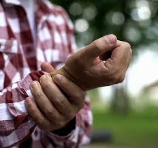 Carpal tunnel syndrome can make it difficult to complete even simple tasks, like buttoning a shirt or twisting a jar lid. Get A Handle On Carpal Tunnel Syndrome Henry Ford Livewell