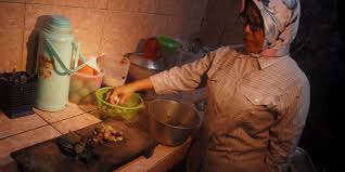 Jika tidak punya gilingan daging di rumah, maka kamu harus membeli daging ikan yang sudah digiling. Pertahankan Resep Kuno Becek Ndeso Bu Yati Digemari Para Pejabat Halaman All Kompas Com