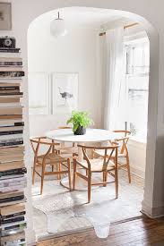 White Tulip Dining Table Inside The Everygirl Cofounder S Inspiring Apartment Dining Room Small Apartment Inspiration Dining Room Design
