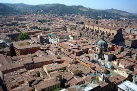 Bologna definition, a large seasoned sausage made of finely ground meat, usually beef and pork, that has been cooked and smoked. Bologna Bilder Fotogalerie Von Bologna Hochwertige Sammlung