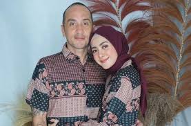 Paduan antara renyahnya pangsit dan lembutnya mie berlumur bumbu bikin ngiler dan penasaran. Umx87bjbcyag4m