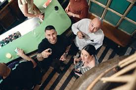 Sammy amara, grafik designer und sänger/gitarrist der band broilers. Ein Tag Mit Sammy Amara The Dorf