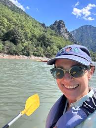 Hi from France! I share the video of a very good swim along the wild coast  of Quiberon in France and in the gorges and caves. Thank you and have good  swims