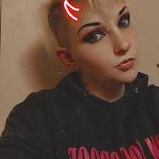 Still one of my fave kids hairstyles that I've done 😆 @manicpanicnyc hair  dye with a paint brush , inspired by the drip hair @angela_skullptures did 