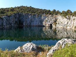 Мультфильм сцены дракона возле деревни и волшебная фея. Dragon Eye Lake Rogoznica Croatia Ausflug