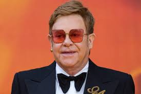 Elton John, il suo outfit fa scintille: il cantautore ha scelto Adidas for  Gucci