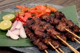 Sate yang dipadukan dengan sambal tomat yang pedas, plus minumnya es kelapa muda dingin. Sate Maranggi Bisa Jadi Menu Pilihan Spesial Idul Adha