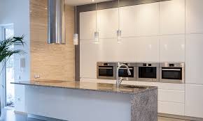 Mueble de cocina a medida lacado, ideal para adaptase a espacios elegantes. Por Que Elegir Una Cocina Lacada Muebles Aroca