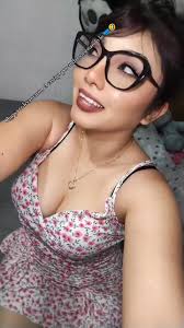 Mujer Enseña Es Casada