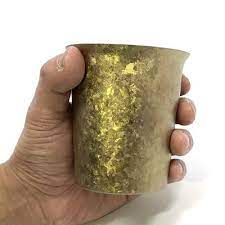 チタンの可能性に真摯に向き合い 新たな技術を開発し続ける 軽い 丈夫 サビない チタンの未来を開いた会社 チタンは 今や私たちの暮らしに身近な金属になった 建築物だけでなく アクセサリーやマグカップ アウトドア用品など さまざまな製品にチタンが使われて