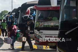 Menurut istiono, sebanyak 123.451 personel gabungan dikerahkan untuk mengamankan natal dan tahun baru. Penumpang Pilih Berangkat Dari Luar Terminal Pulogebang Republika Online