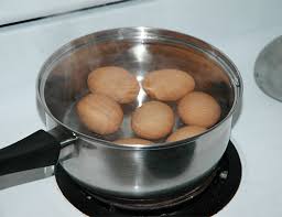 Rebus telur hingga masak sempurna dan kupas kulitnya. 7 Khasiat Telur Rebus Untuk Diet Berapa Biji Boleh Dimakan Setiap Hari