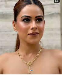 She looks naturally beautiful, so lovely.🩷🩷👍