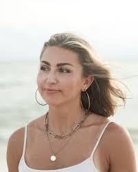 Amanda Coldren's Instagram, Twitter & Facebook