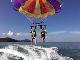 Langkawi memiliki tarikannya tersendiri dan dengan status zon bebas cukai menarik ramai warga tempatan mengunjungi pulau itu semasa musim cuti sambil beriadah bersama keluarga. Aktiviti Lasak Di Langkawi Percutian Bajet
