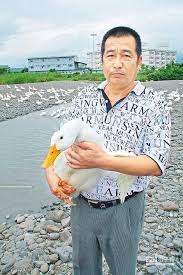 入夜的三星鄉 合興牧場 老闆黃明杰巡視鴨子的身影 如同照顧自己的孩子一般 要讓牠們健康長大 他打造有坡度的露天場地 讓鴨子運動 重視環境衛生 降低鴨子染病 10多年來 造就五星級的波霸櫻桃鴨 肥美胸肉風靡全台 老闆黃明杰畢業於宜蘭農校 宜蘭大學