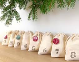 Ce Calendrier De L Avent Compose De Pochon En Lin Vous Permettra D Y Glisser Des Petits Jouets Bonbons Petits Mots Et Gift Wrapping Crafts Countdown Calendar