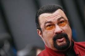 Alerte chirurgie ?! Steven Seagal a bien changé (photos)