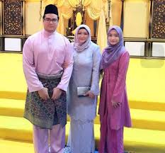 Dr hajjah puteri julia nabilah yang mengenakan busana merah jambu lembut. Gelaran Datuk Suntik Semangat Baharu Kepada Ziela Jalil