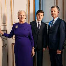 La Reine Margrethe Ii De Danemark Devoile Trois Photos Officielles Avec Ses Heritiers En 2020 Princesse Heritiere Mary Famille Royale De Danemark 80 Anniversaire