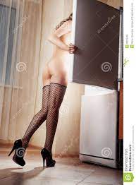 Mujer Desnuda Atractiva Que Busca La Comida En El Refrigerador En La Noche  Imagen de archivo 