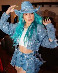 Karol g & anuel aa: Karol G On Instagram Bebe Manda El Location 2021