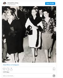 Ζωη λασκαρη στο εξωφυλλο (περιοδικα και αλλα εντυπα) η διαπλασισ των παιδων (1879) η οδηγοσ (1946) θεατρικα. Spanio Klik Apo Ta 60s Xloh Liaskoy Zwh Laskarh Kai Mar8a Karagiannh Se Premiera Ths Finos Film Syneidhsh