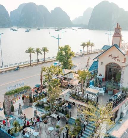 Quán cafe đẹp xỉu ở Hạ Long 😱 View toàn cảnh vịnh Hạ Long… ngồi ngắm biển rất thoáng và chill. Quán có nhiều góc để tạo dáng. Không gian sân vườn