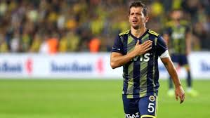 Mesut özil cephesinde önemli gelişmeler yaşanırken, emre belözoğlu bir yandan da stoper operasyonunu tamamlamak için çalışıyor. Emre Belozoglu Futbolu Birakacagini Acikladi