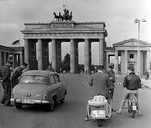 Kurz danach begann der mauerbau, um die bevölkerung an der flucht zu hindern.mehr vide. Berliner Mauer Wikipedia