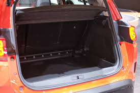 Le volume du coffre du 3008 est de 432 litres, ce qui est correctement taillé pour quatre passagers. Le Volume De Chargement Du Coffre