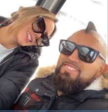 Sonia isaza is an media personality, fitness model with a busy schedule, though she tries to take time for her hobbies. Video Asi Disfruta Arturo Vidal Sus Vacaciones Con Sonia Isaza En La Nieve