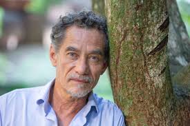 Desta vez é o ator brasileiro marco frota, que ficou conhecido em portugal, não só pelas suas participações em malhação, mas sobretudo, em clone, onde foi protagonista com um papel dramático de um homem cego. Desassossego Que Faz Crescer