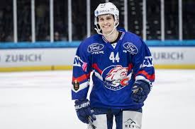 Wichtige info kurz vor spielbeginn: Die Schweizer Eishockey Nationalmannschaft Fahrt Mit Komparsen Nach Krefeld Nzz