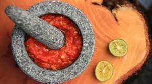 4 Cara Membersihkan Cobek Batu Dari Sisa Bumbu Dan Sambal Lifestyle Fimela Com