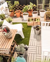 Ikea Deutschland Grosse Topfpflanzen Und Andere Utensilien Im Gartenbereich U A Mit Runnen Bodenrost Fur Draussen In Gra Ikea Garten Aussenboden Ikea Outdoor
