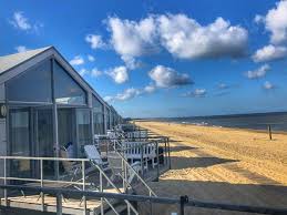 Habt Ihr Schon Mal Davon Getraumt Urlaub In Einem Strandhaus In Holland Zu Machen Mitten Auf Dem Holland Strand Urlaub Ferienhaus Holland Strandhaus Holland