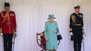 This impressive display of pageantry takes place on a saturday in june by her personal troops, the household division, on horse guards parade, with her majesty. Erste Bilder So War Trooping The Colour Der Queen 2020 Promiflash De