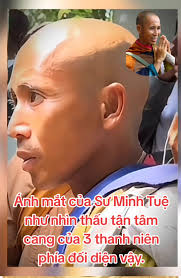 Ánh mắt Sư Minh Tuệ và tâm cang các thanh niên phía đối diện