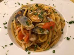 Spaghetti con vongole e salsa di pomodoro, la classica versione delle feste natalizie (vigilia dell'immacolata, di natale e di capodanno) di antica tradizione napoletana da gustare anche tutto l'anno: Spaghetti Vongole Gamberi E Pomodorini Picture Of Stuzzicherie Di Mare Sicily Tripadvisor