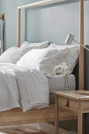 Ein bett aus massivem holz zaubert ein natürliches wohnambiente bietet ihnen allen erdenklichen komfort und erfüllt ihre individuellen anforderungen. Naturmaterial Im Schlafzimmer Bettgestell Schlafzimmer Bett