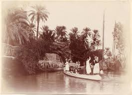 سائحتان غربيتان تتمتعان برحلة في نهر العشار في البصرة 1906 الله اعلم كم كانت الروائح طيبة حينما يشق الزورق طريقه Baghdad Iraq Historical Pictures History