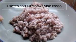 Autunno, tempo di radicchi, e il risotto al radicchio rosso di treviso è un ottimo modo per gustarne una varietà deliziosa: Risotto Con Salsiccia E Vino Rosso Youtube