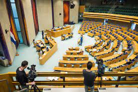 Een lid van de tweede kamer neemt één van de 150 zetels in en vertegenwoordigd een politieke partij. Kamer Vergadert Over Coronacrisis Terugblik 25 En 26 Maart Tweede Kamer Der Staten Generaal