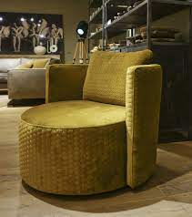 ronde fauteuil in velvet oker stof met honeycomb relief fauteuil collectie looiershuis fauteuil diy tuinmeubilair meubel ideeen