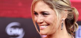 Kenita donará su vestido de novia para ayudar a los damnificados de los  incendios