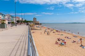 Born in 1930, he trained at the paris conservatoire but had to halt his studies due to military service. Auf Zum Strand In Rochefort Ocean Office De Tourisme De Rochefort Ocean Vacances A Rochefort Fouras Ile D Aix