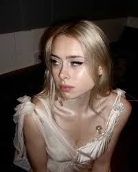 Phoebe Butterworth (@phoebebutterworth) • Instagram photos and videos