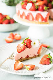 Mit diesen tipps gelingen erdbeerkuchen ganz einfach. Super Leckeres Sommertortchen No Bake Erdbeer Schmand Torte